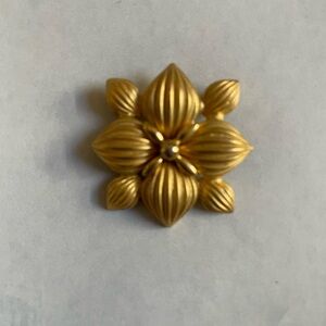 Vintage Signed CRAFT Gold-Tone Flower Brooch - Elegant Petal Design‎
